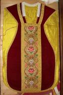 ornement rouge (chasuble, étole de clerc, manipule, voile de calice, bourse de corporal)