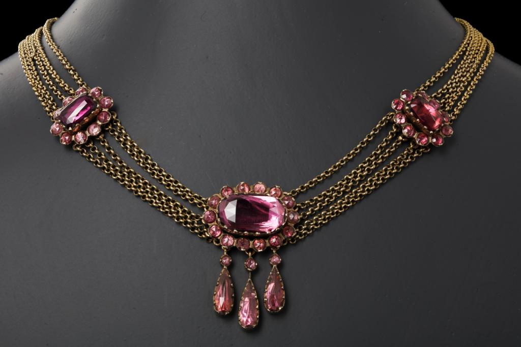 collier dit "d'esclavage" à trois médaillons