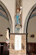 plaque commémorative de la guerre de 1914-1918 et statue de Jeanne d'Arc (figure grandeur naturelle) sur sa console