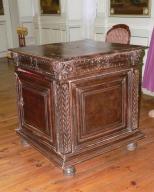 meuble de sacristie ; lutrin à armoire