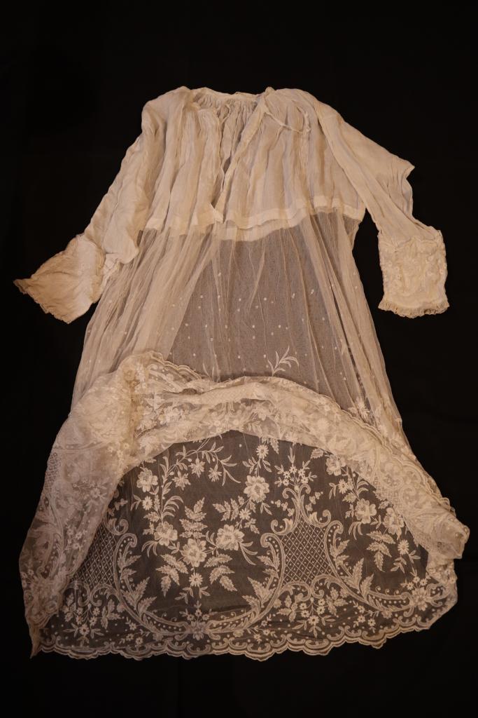 Ensemble de vêtements et ornements liturgiques