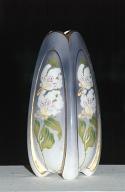 ensemble de deux vases décoratifs de style Art Nouveau : Bouquet de fleurs
