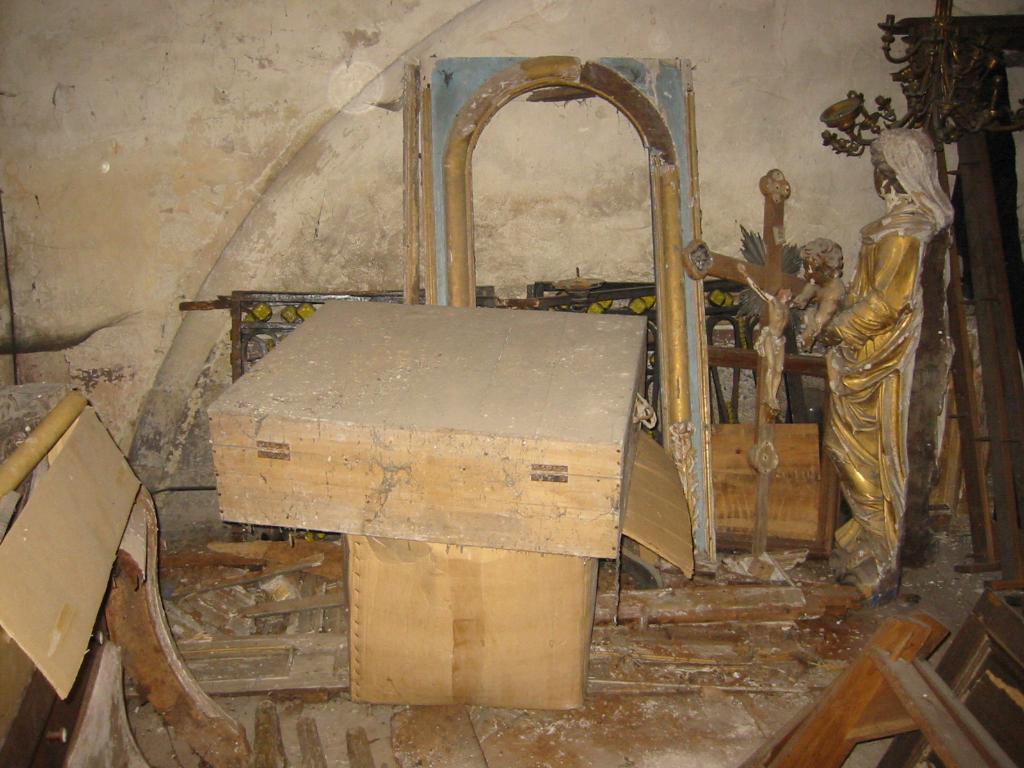 ensemble de l'autel secondaire dédié à la Vierge du Rosaire : retable architecturé, autel tombeau, gradin d'autel, statue : Vierge du Rosaire