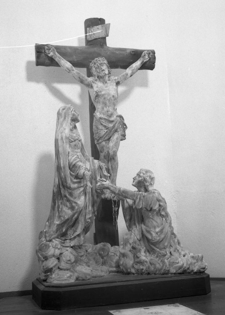 groupe sculpté : Christ en croix avec la Vierge et sainte Madeleine
