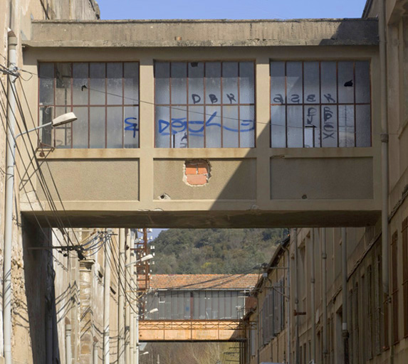 usine textile (usine de drap) Rouaud et Vinas, puis Teisserenc-Visseq, puis Teisserenc-Harlachol, puis usine de bonneterie (usine de bas) Pluto SA, puis DimTex, puis Les Moulinages du Lodévois, actuellement centrale hydroelectrique