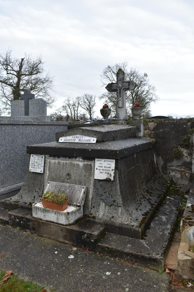 tombeau en forme de sarcophage de la famille Mazars