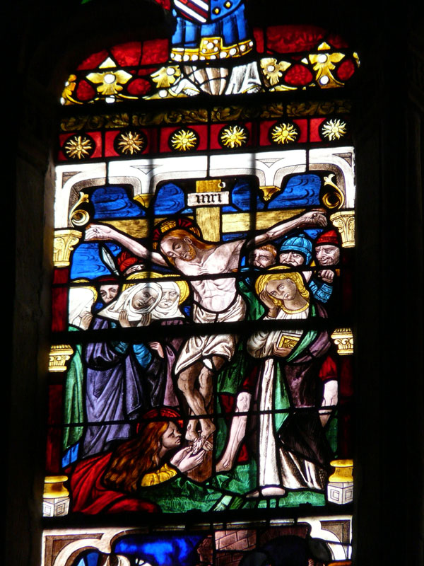 verrière : l'Entrée de Jésus à Jérusalem, la Cène, le Lavement des pieds, l'Agonie au Jardin des oliviers, le Baiser de Judas, Jésus devant Hérode, la Flagellation, le Couronnement d'épines, le Portement de croix, la Crucifixion, la Mise au tombeau, la Résurrection, anges, quatre prophètes, père éternel