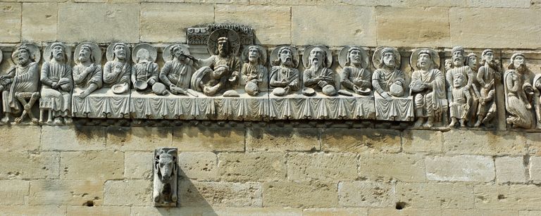 onze éléments de bas-reliefs