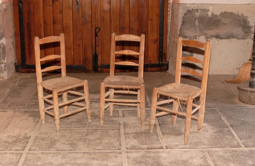 ensemble de 3 chaises paillées d'église