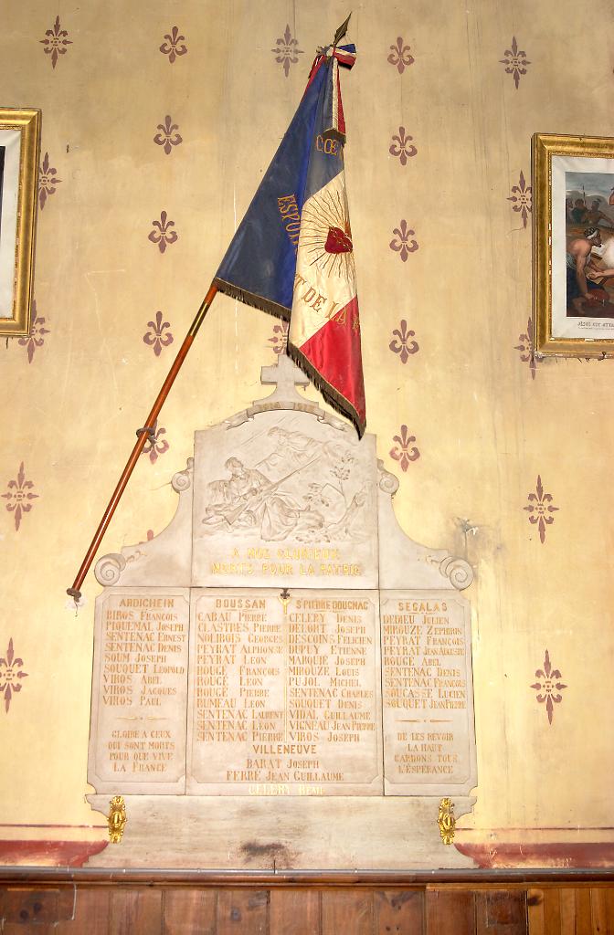 tableau commémoratif des morts de la guerre de 1914-1918, drapeau du Sacré-Coeur et statue de Jeanne d'Arc sur une console