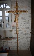 croix de procession et statue du Christ en croix