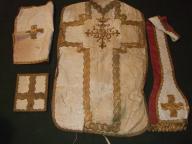 Ornement blanc : chasuble ; étole de clerc ; bourse de corporal ; voile de calice