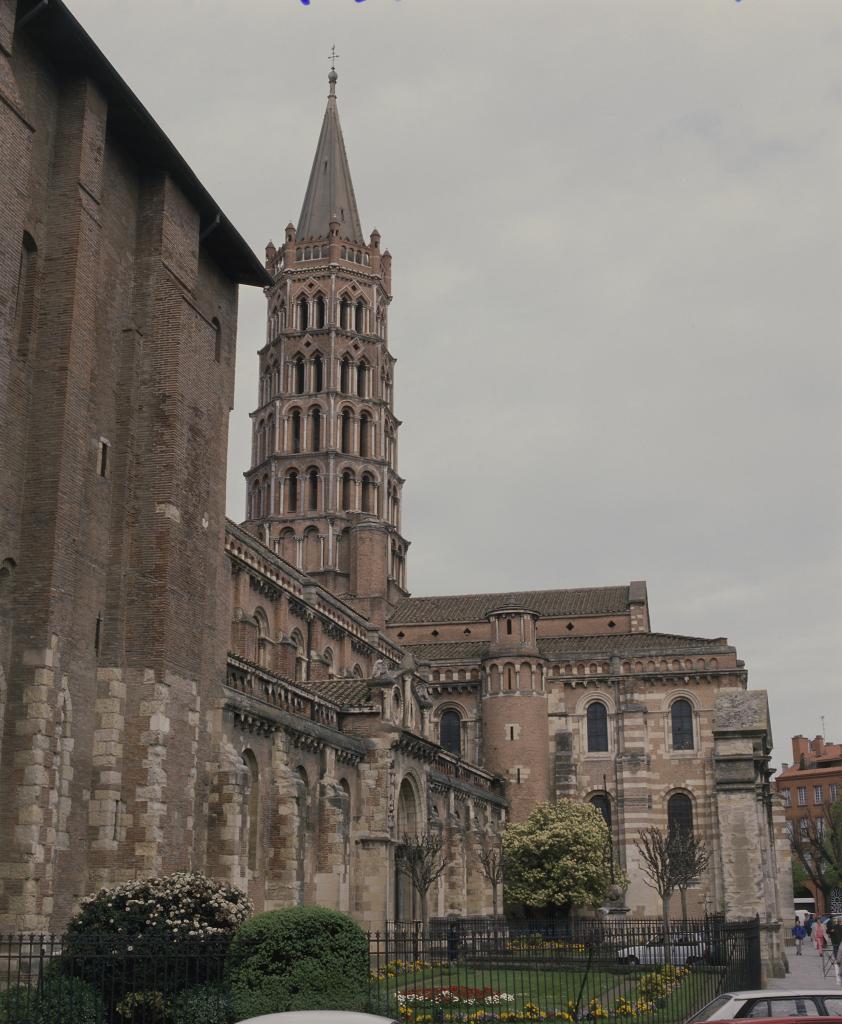 Abbaye de chanoines de saint Augustin, dite basilique Saint-Sernin, actuellement église paroissiale