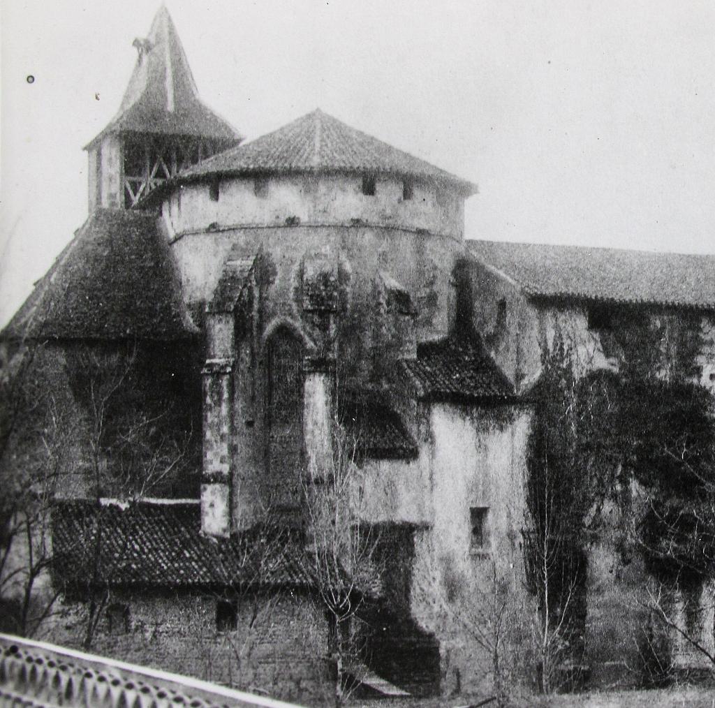 ancienne abbatiale bénédictine actuellement église paroissiale Saint-Pierre