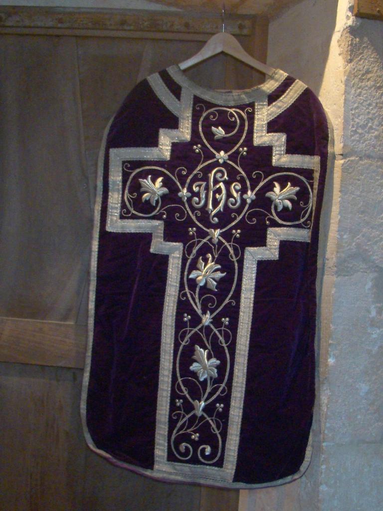 ornement violet : chasuble, étole de clerc, manipule