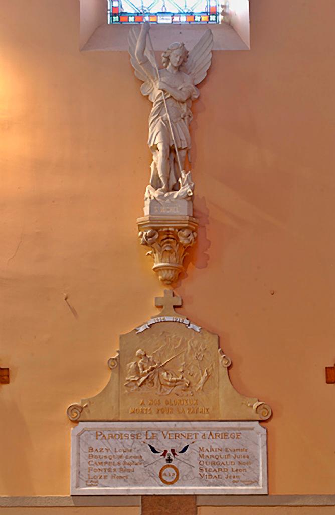 ensemble du monument aux morts de la guerre de 1914-1918 et de la guerre de 1939-1945 et de la statue (grandeur nature) avec sa console de saint Michel terrassant le démon