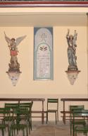 ensemble du monument aux morts de la guerre de 1914-1918 et des deux statues (grandeur nature) de la Bienheureuse Jeanne d'Arc et de Saint Michel terrassant le démon avec leurs consoles