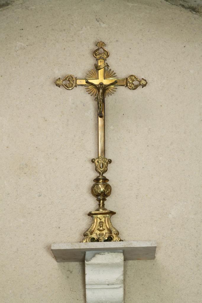 garniture d'autel : croix d'autel et chandelier d'autel