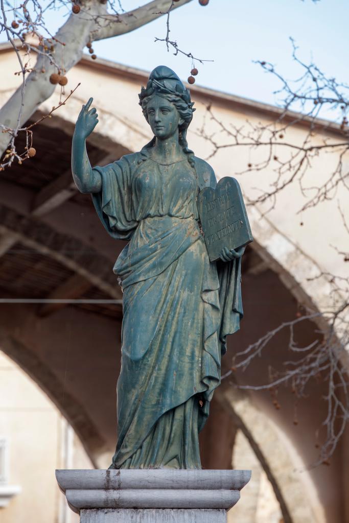 monument (monument commémoratif), fontaine monumentale, République ou Marianne à la Constitution