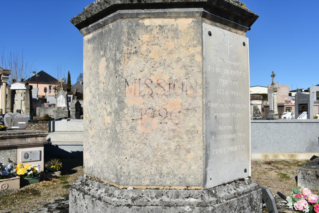 tombeau des prêtres, caveau provisoire et croix de cimetière