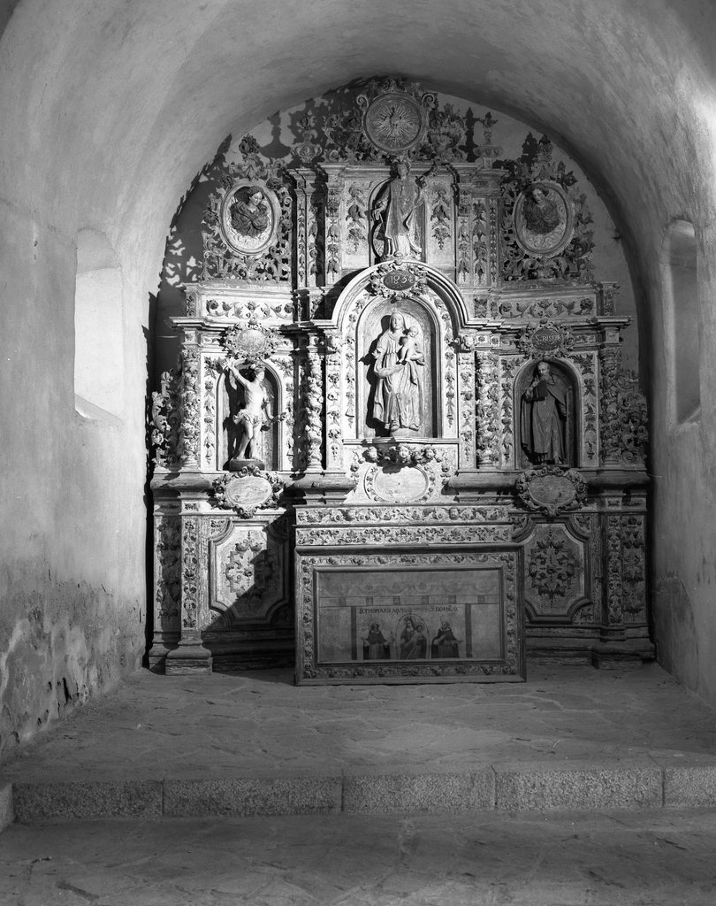 Retable : statue du Rosaire : Vierge à l'Enfant