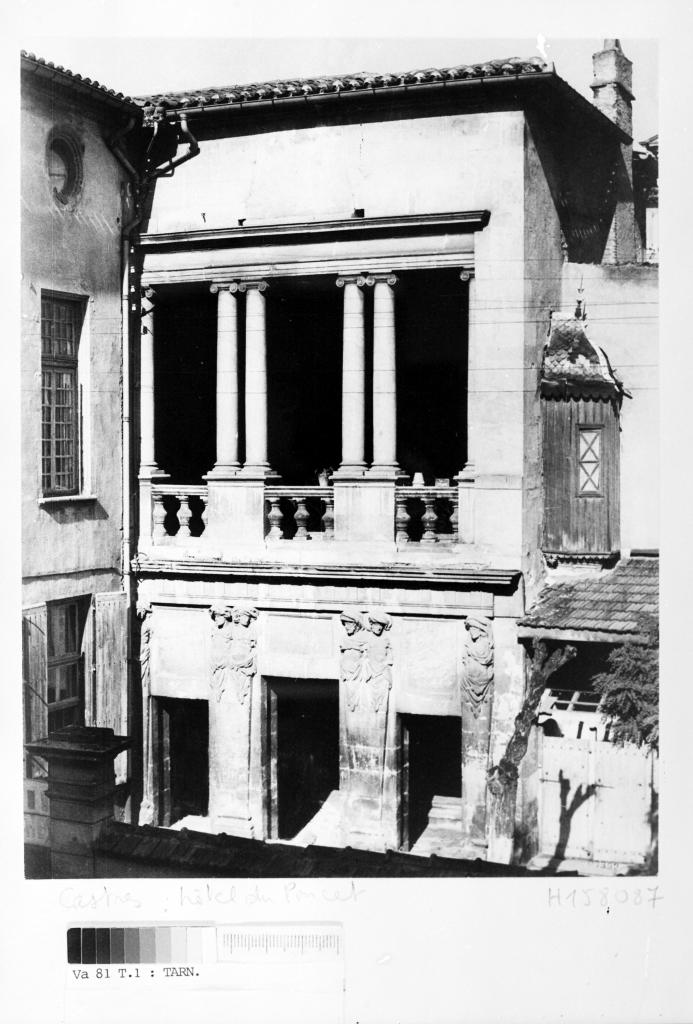 ancien hôtel particulier d'Abel de Ligonier puis de Poncet , actuellement annexe de la mairie et école