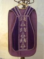 ensemble d'un ornement violet : chasuble, étole de clerc, manipule et bourse de corporal