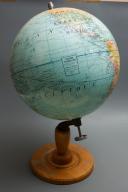 globe terrestre sur socle.