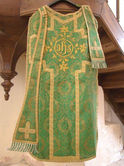 ornement vert : chasuble, étole de clerc, manipule