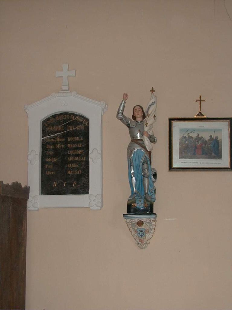 tableau commémoratif de la guerre de 1914-1918 et statue de Jeanne d'Arc (petite nature) sur sa console.