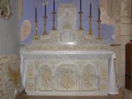 autel secondaire de la Vierge, de style néo-gothique : gradin d'autel et tabernacle architecturé
