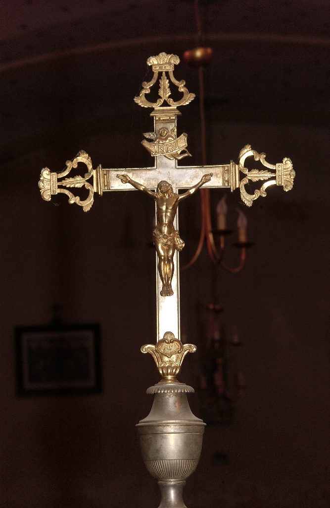 croix de procession (n°2), de style néo-classique : Christ en croix et sainte Marie Madeleine