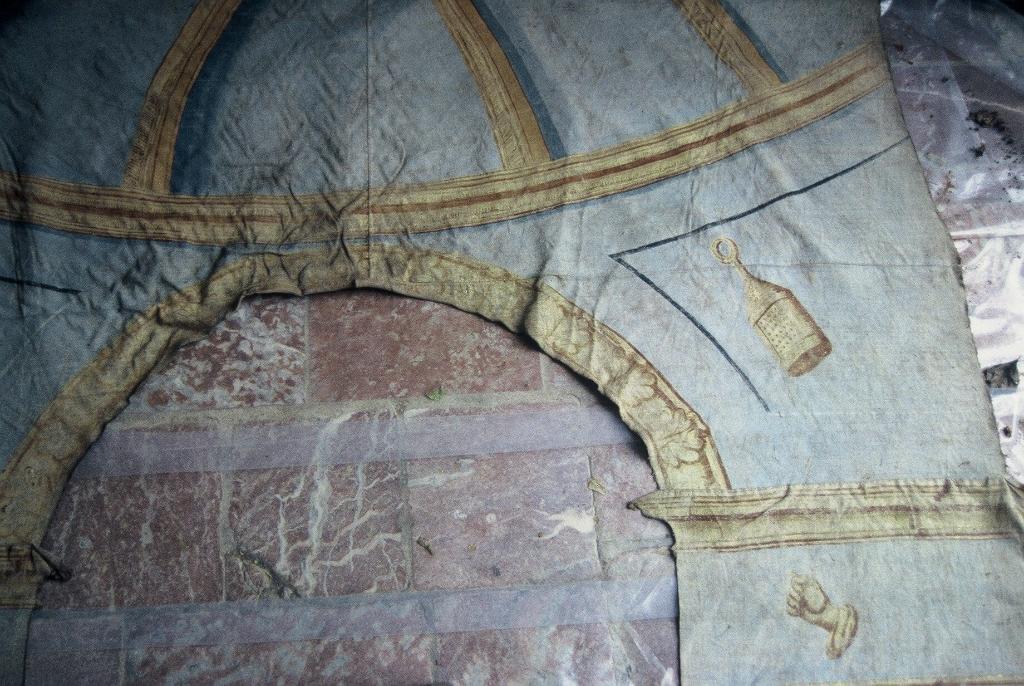 Ensemble de 4 tentures d'église : décor intérieur décor de la Passion dite tentures du Jeudi Saint ou Monument