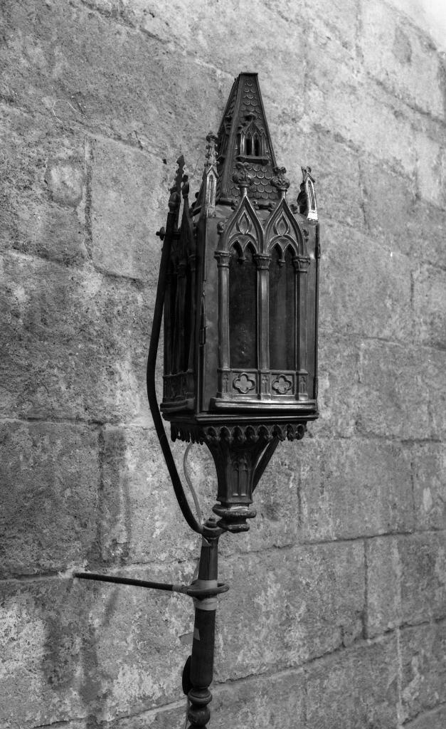 paire de lanternes de procession de style néo-gothique