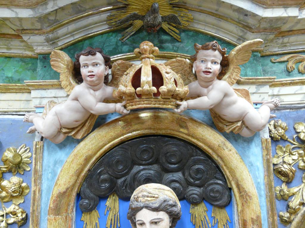 ensemble de l'autel secondaire dédié à la Vierge du Rosaire : retable architecturé, autel tombeau, gradin d'autel, statue : Vierge du Rosaire