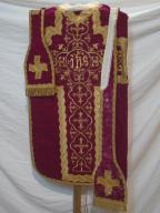 ensemble d'un ornement rouge : chasuble, étole de clerc, manipule, voile de calice, bourse de corporal