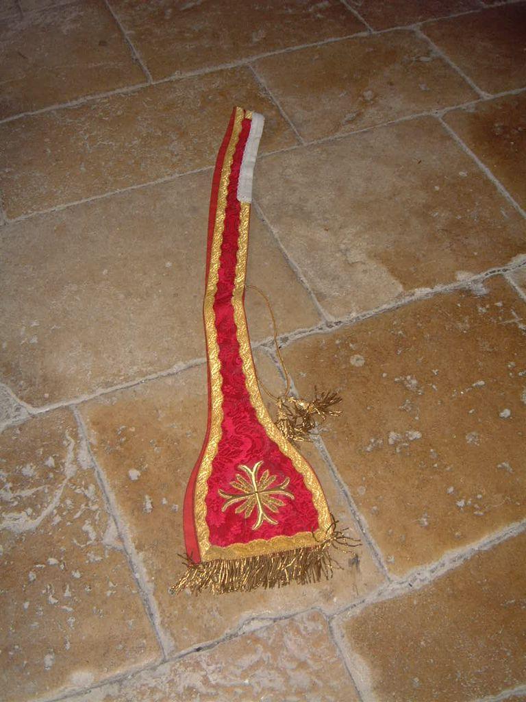 étole de clerc rouge