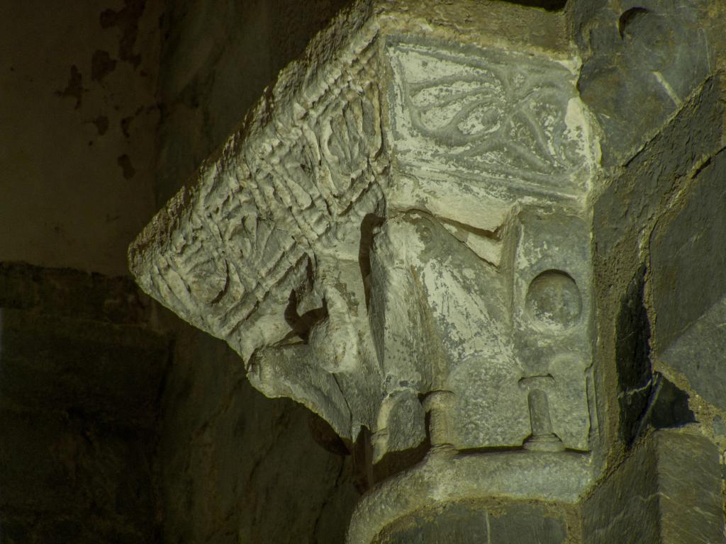 chapiteaux et culots de la nef romane