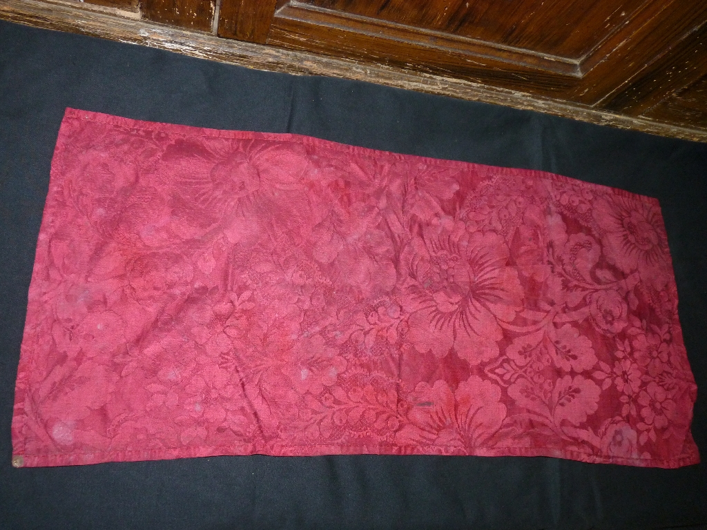 voile huméral (?) ornement rouge nappe de sellette (?)