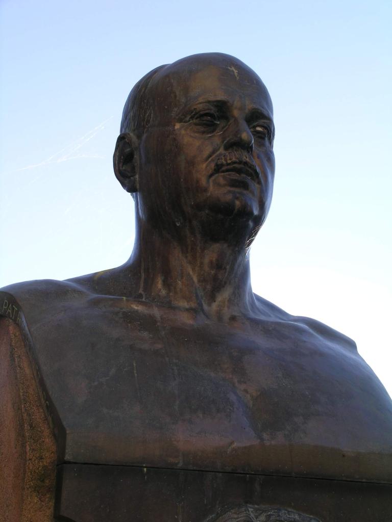 sculpture dédiée à Oscar et Jean Auriac