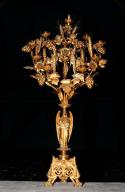 ensemble de 2 chandeliers d'autel (garniture d'autel), de style néo-roman : Anges soutenant un bouquet de fleurs, d'épis de blé et de grappes de raisin