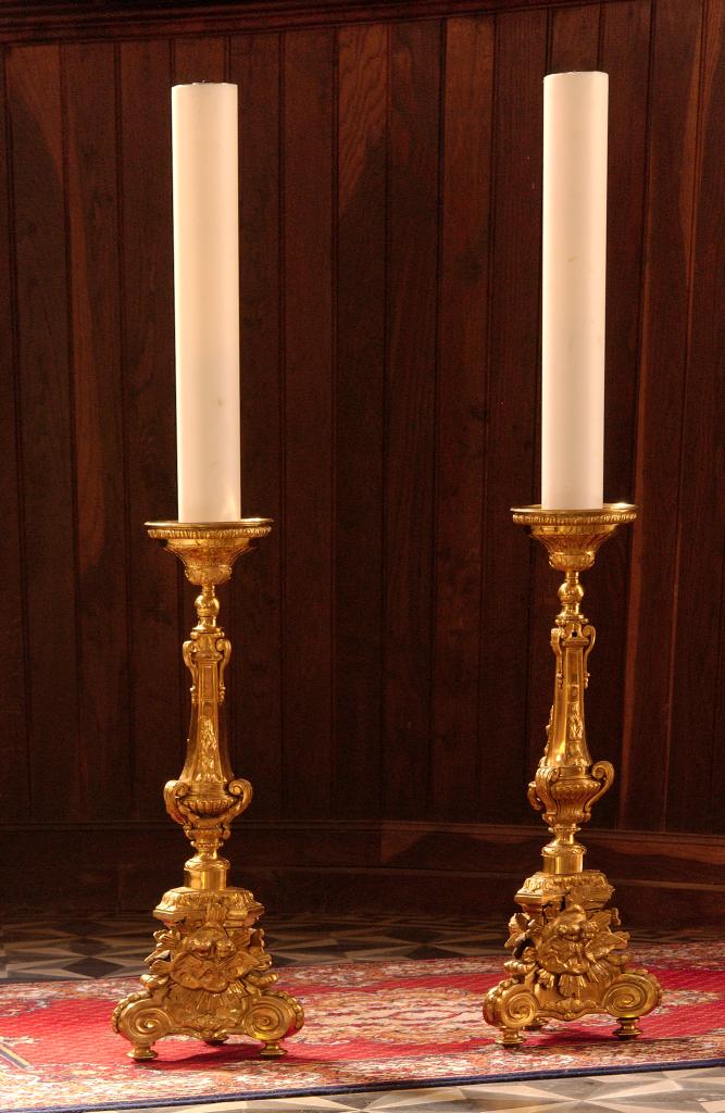 ensemble de 2 chandeliers d'autel, de style néo-rocaille