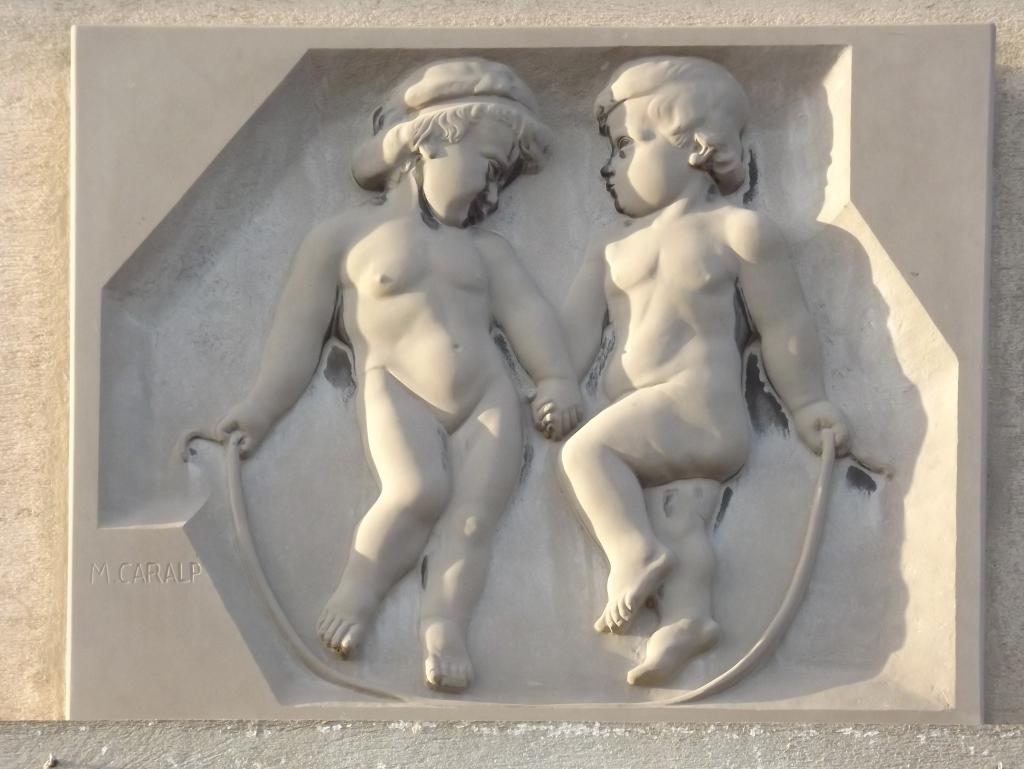 bas-relief : le jeu de deux bambins