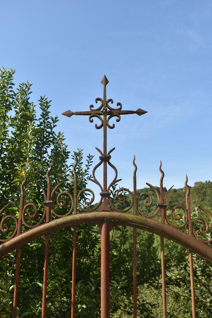 ancien cimetière d'Ampiac, aujourd'hui verger