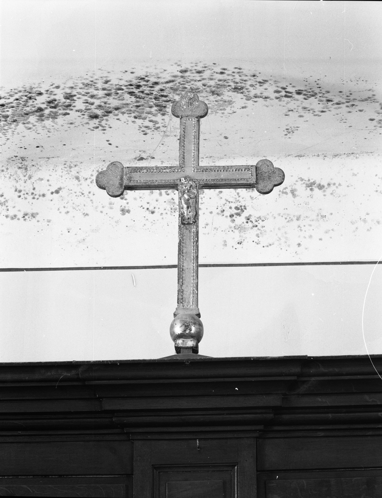 croix de sacristie portant un saint en relief