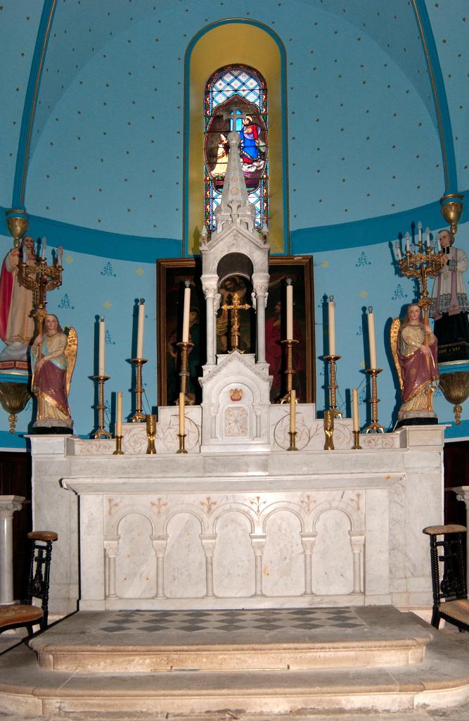 ensemble du maître-autel, de style néo-roman : autel tombeau, gradin d'autel et tabernacle architecturé à dais d'exposition