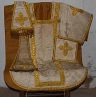 ensemble d'un ornement blanc : chasuble, étole de clerc, manipule, bourse de corporal et voile de calice