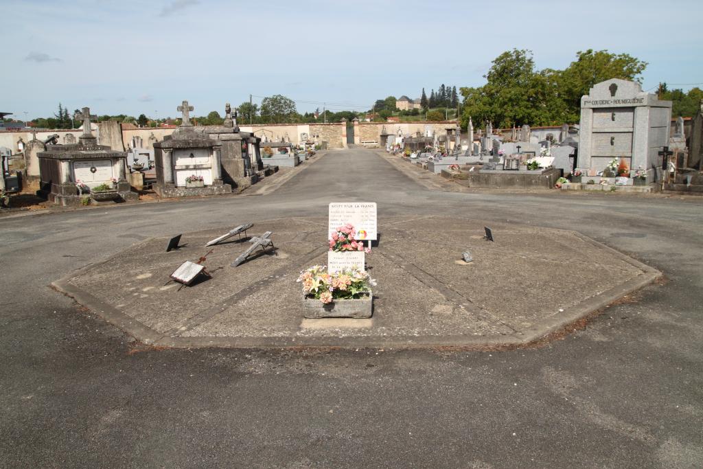 ensemble de 2 monuments aux morts et une croix monumentale à la mémoire des militaires morts au combat