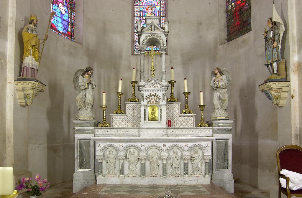 ensemble du maître-autel, de style néo-roman : autel tombeau et ses 6 statuettes (Saint Henri, Saint François Xavier, Bon Pasteur, Saint Georges, Saint Louis), gradin d'autel, tabernacle architecturé à ailes et exposition