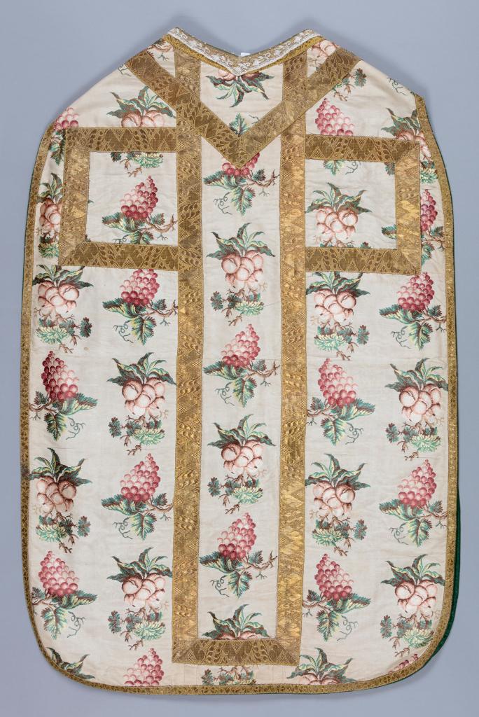 chasuble blanche avec étole, manipule et voile de calice.